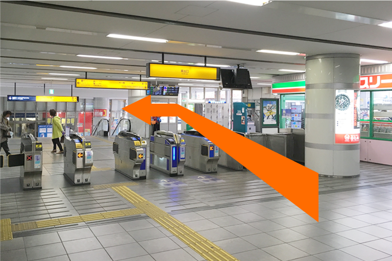 京阪本線「寝屋川市」駅・南出口改札を出て直進し、階段またはエスカレーターを下ります。